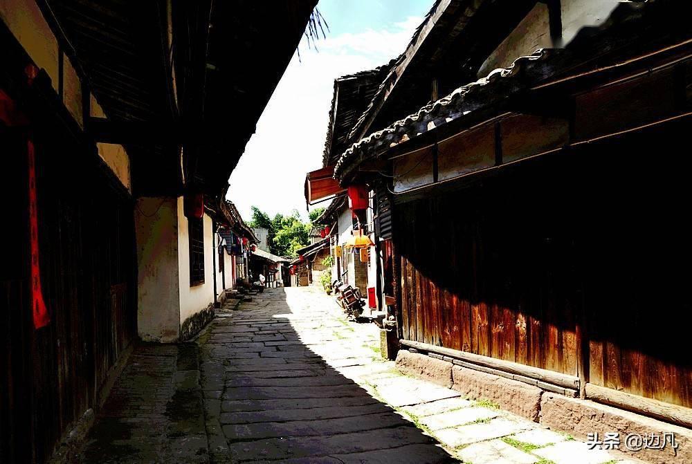山村古宅构造奇特,远远望去像个大船,占地竟有6000多平方米
